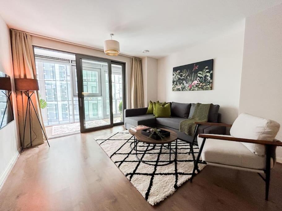Appartamento Stylish Urban Sanctuary With Parking Londra Esterno foto