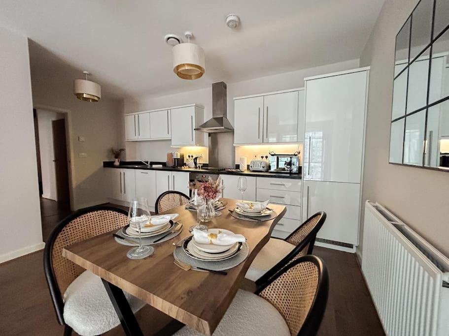 Appartamento Stylish Urban Sanctuary With Parking Londra Esterno foto