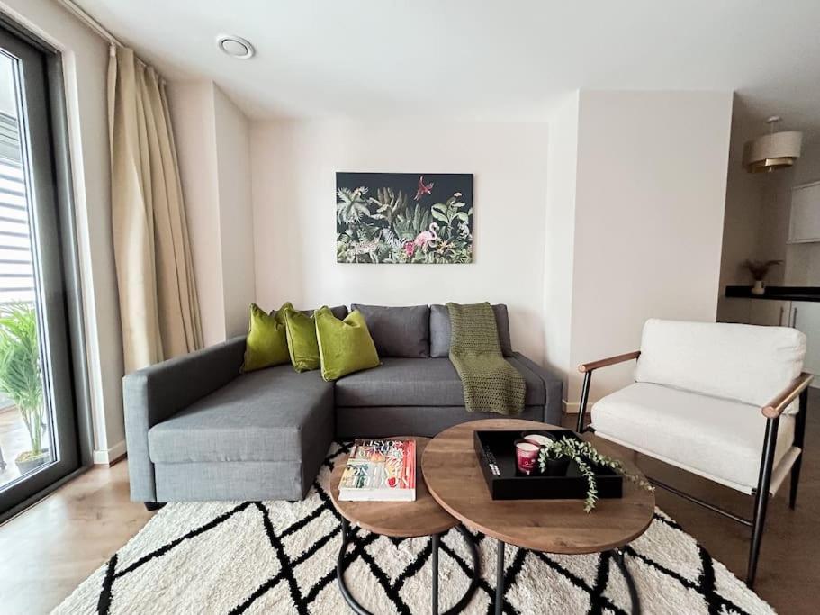 Appartamento Stylish Urban Sanctuary With Parking Londra Esterno foto