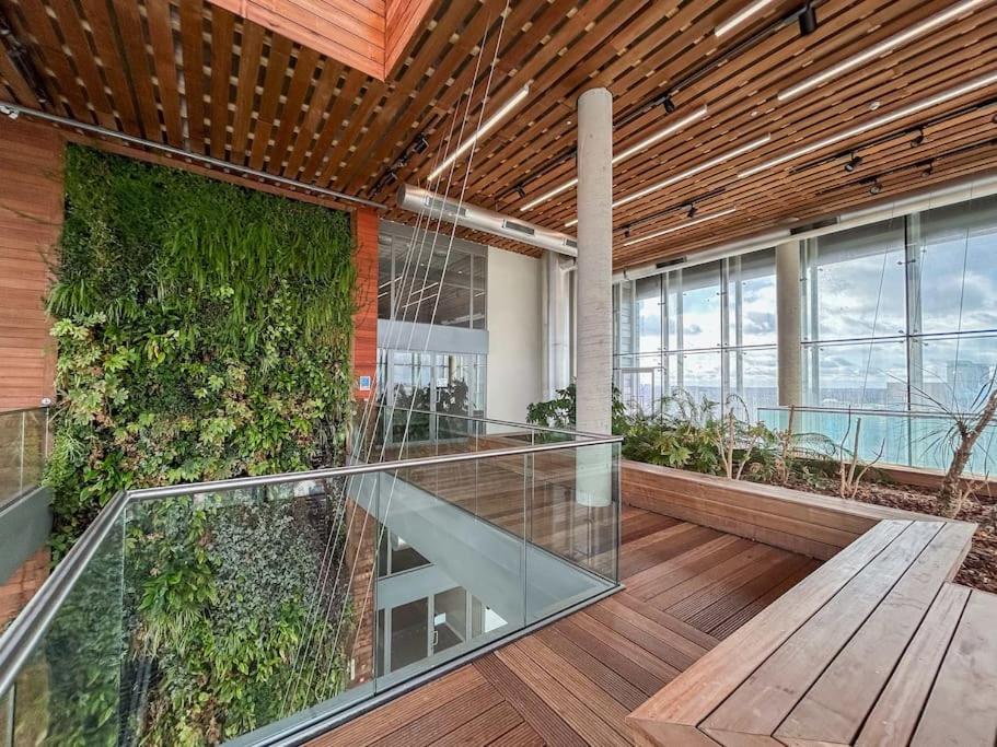Appartamento Stylish Urban Sanctuary With Parking Londra Esterno foto
