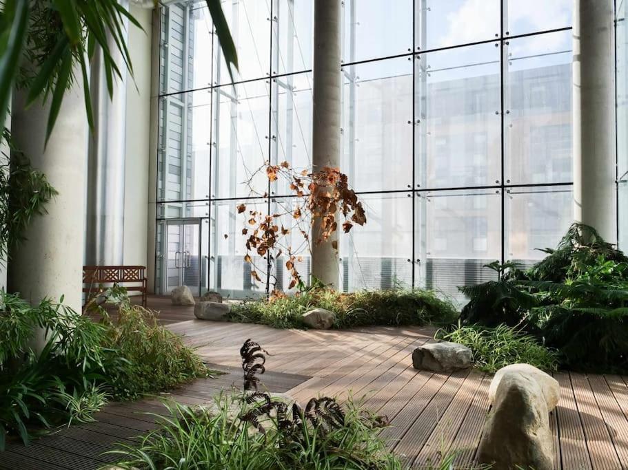 Appartamento Stylish Urban Sanctuary With Parking Londra Esterno foto